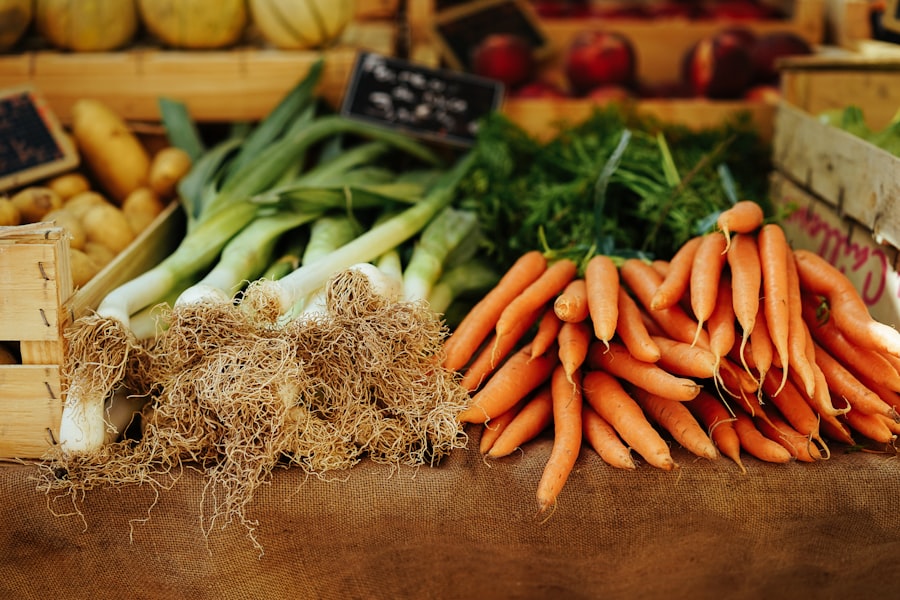 Carottes et poireaux frais du marché, base d'une alimentation simple et équilibrée