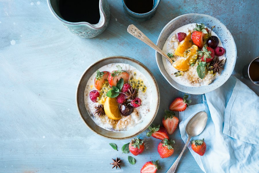 Deux bols de petit-déjeuner aux flocons d'avoine et fruits, notés dans un carnet alimentaire