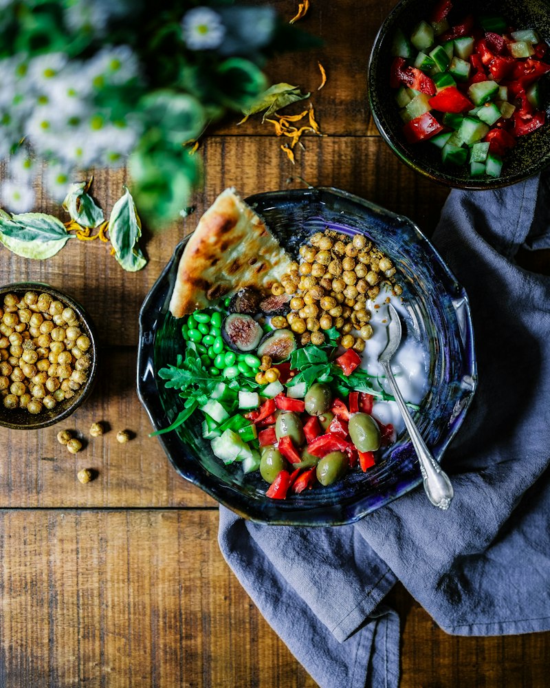 Bol noir de légumes cuits, repas simple noté dans le carnet