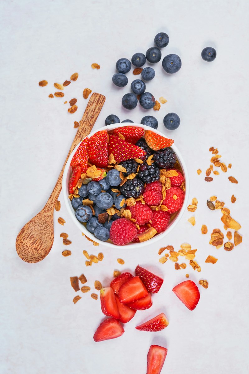 Fruits rouges frais, dessert léger d'une journée notée au carnet